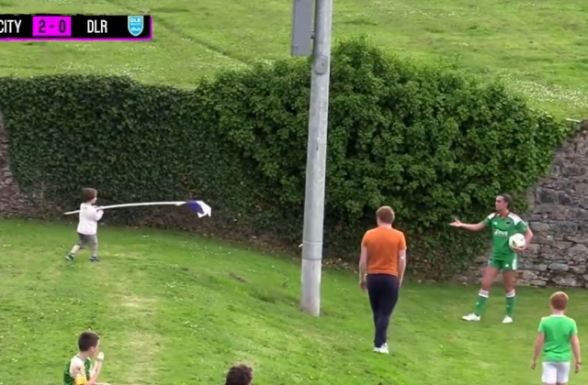 Իռլանդիայի կանանց ֆուտբոլի հանդիպումն ընդհատվել է այն բանից հետո, երբ փոքրիկը «գողացել է» անկյունային դրոշը